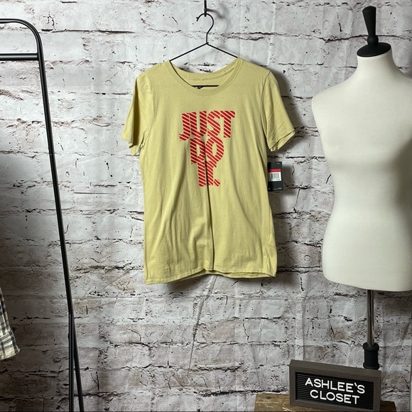 Nike Tops - Nike Women’s Tee